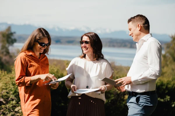 Personen am Tisch bei Competence on Top