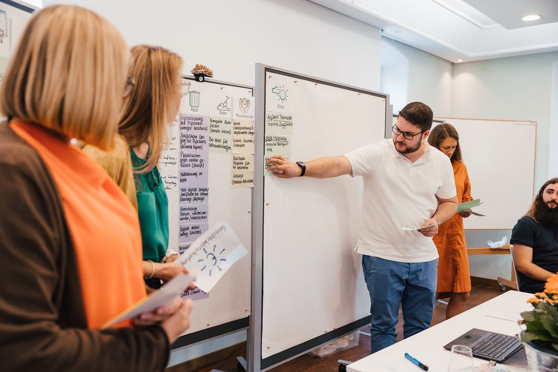 Personen im Kurs Tisch bei Competence on Top