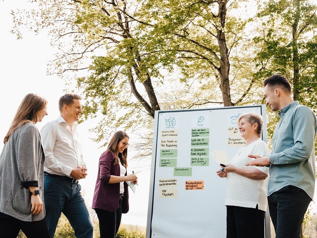 Personen im Kurs Tisch bei Competence on Top