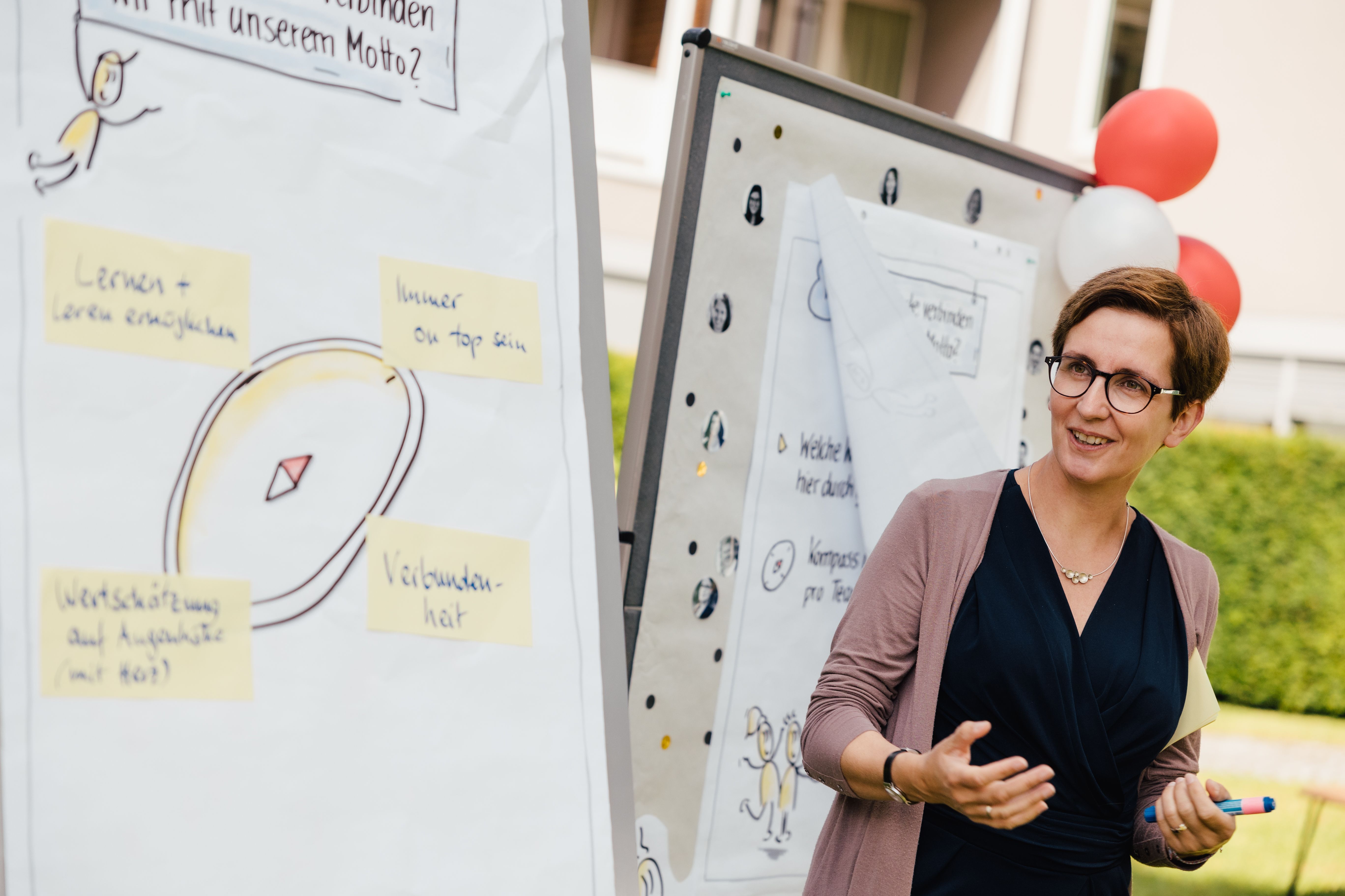 Personen im Kurs Tisch bei Competence on Top