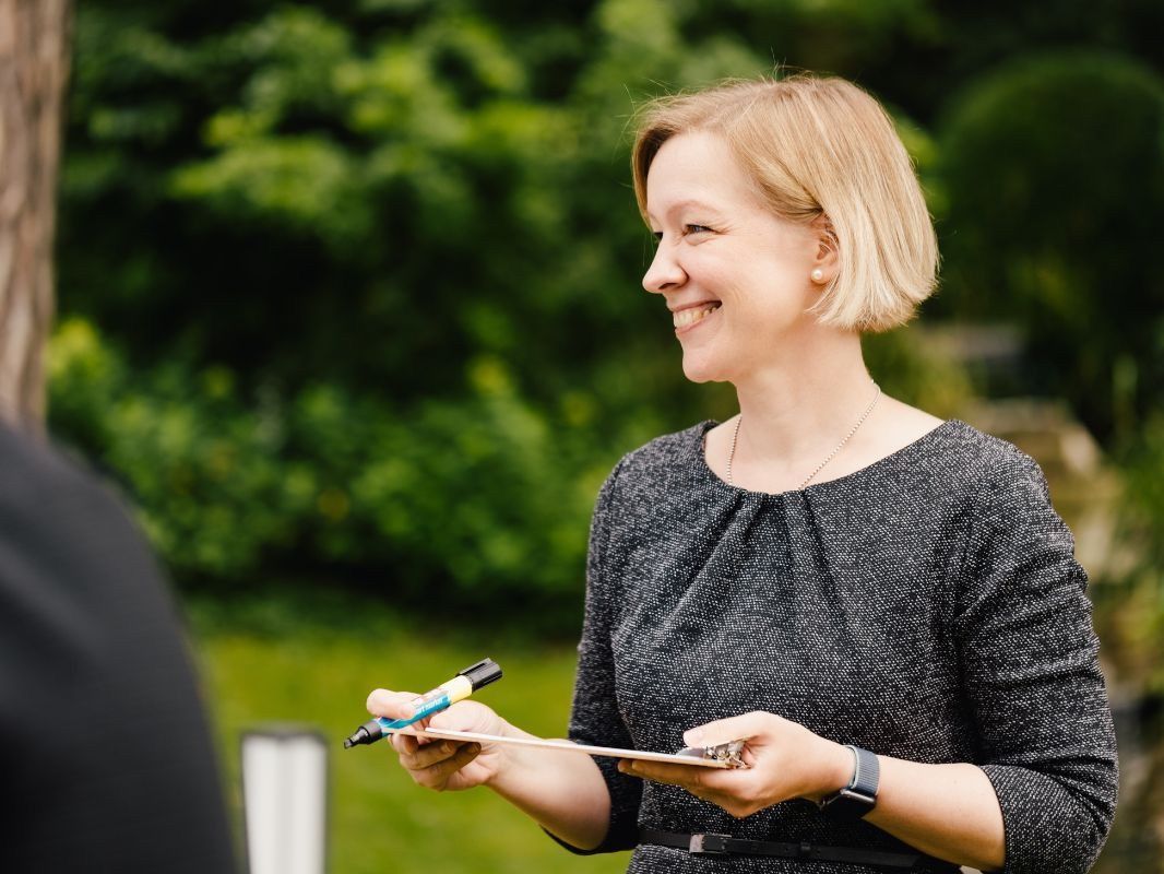 Personen im Kurs Tisch bei Competence on Top